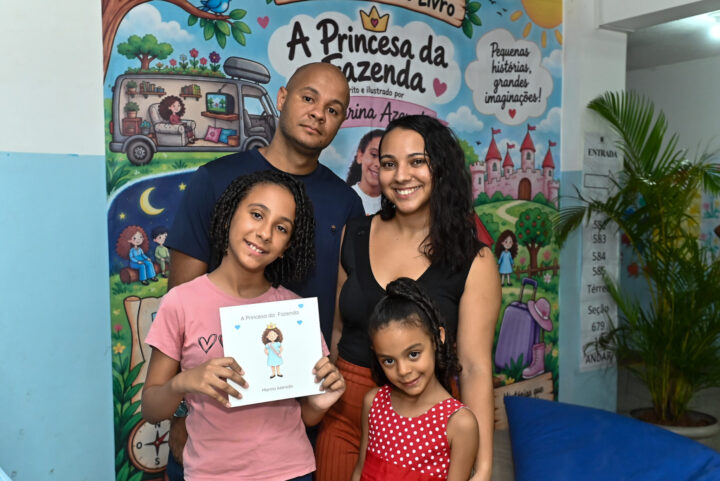 Aos 10 anos, estudante da rede municipal de Salvador lança livro que escreveu e ilustrou