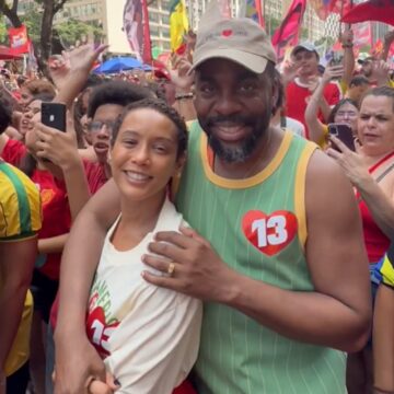 Lázaro Ramos e Taís Araújo são vistos em Ato Pela Democracia no Rio