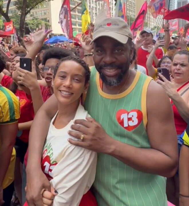 Lázaro Ramos e Taís Araújo participam de ato pela democracia no Rio