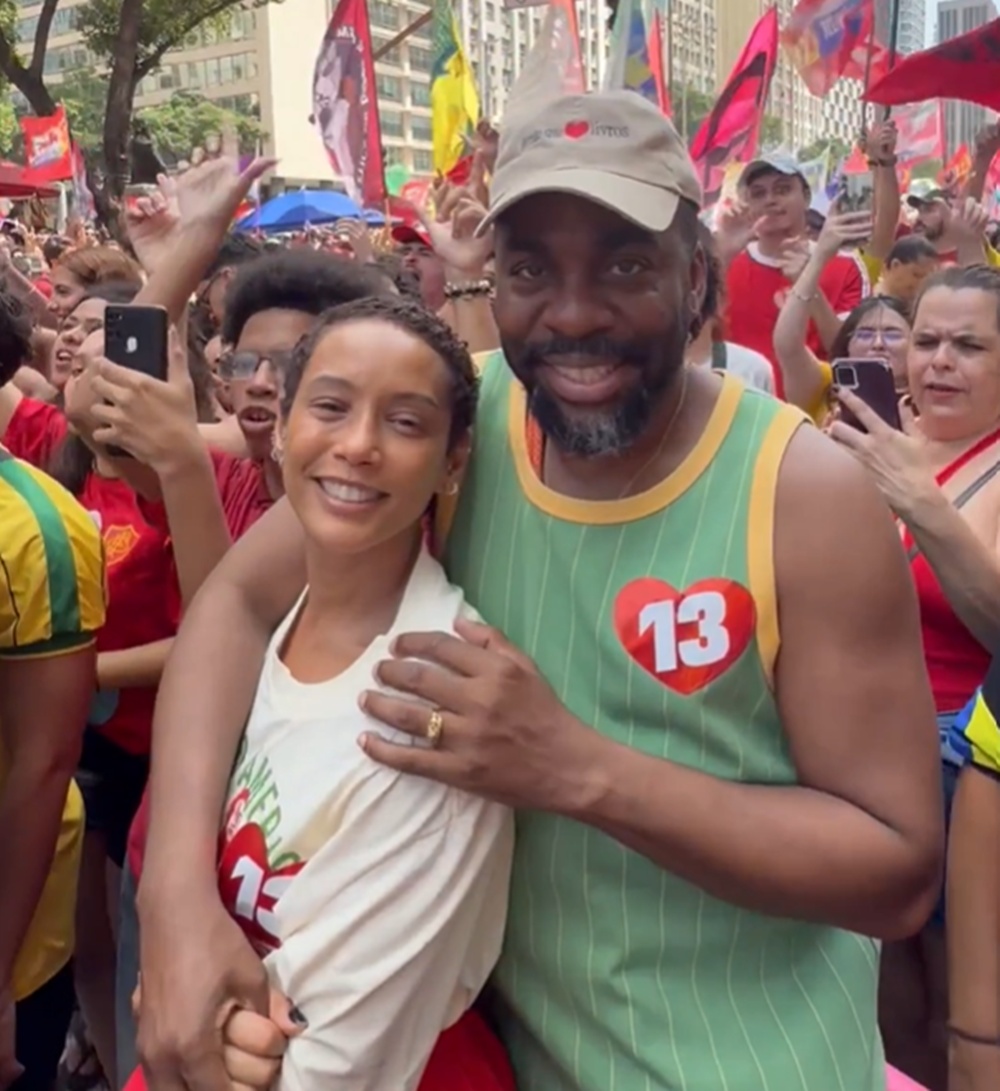 Lázaro Ramos e Taís Araújo participam de ato pela democracia no Rio