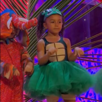 Liz surpreende Lore Improta ao interpretar música em Libras em apresentação; veja vídeo