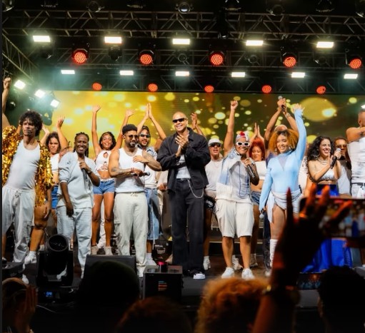 Léo Santana se apresenta na inauguração do Espaço Cultural Novo Mané Dendê: ‘Gratidão é a palavra’