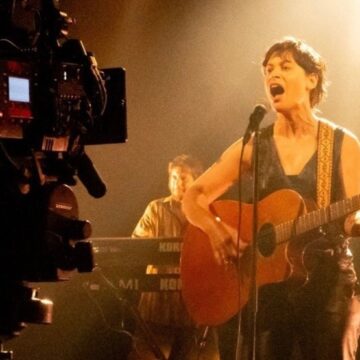 Luisa Arraes surge como Cássia Eller em imagem inédita da cinebiografia da cantora; veja