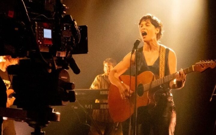 Luisa Arraes surge como Cássia Eller em imagem inédita da cinebiografia da cantora; veja