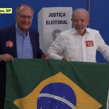 Lula carrega bandeira do Brasil ao chegar para votar em São Paulo