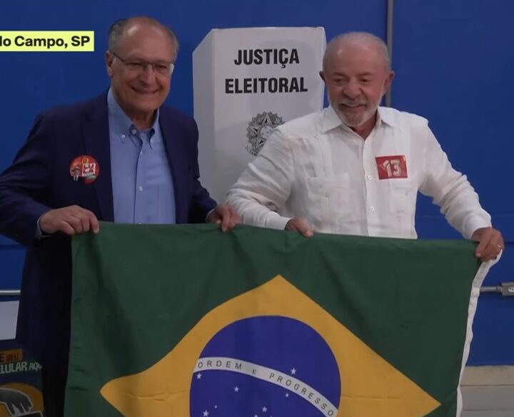 Lula carrega bandeira do Brasil ao chegar para votar em São Paulo