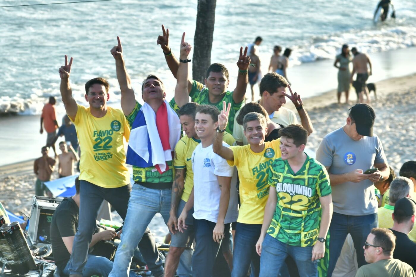 Flávio Bolsonaro e aliados sobem em trio durante ato político na Barra; veja fotos