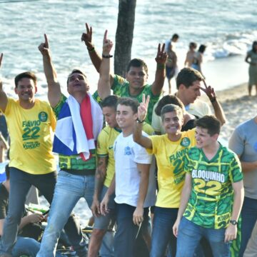 Flávio Bolsonaro e aliados sobem em trio durante ato político na Barra; veja fotos