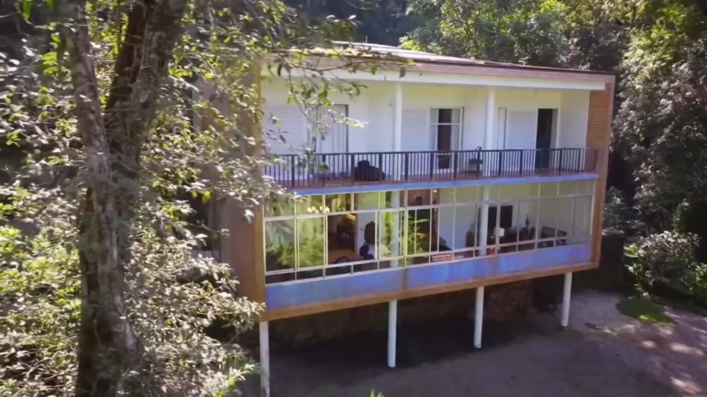 Com conceito de floresta urbana, casal de famosos vive em mansão rodeada pela mata no Rio de Janeiro