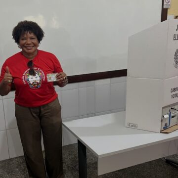 Ministra Margareth Menezes vota em escola de Salvador