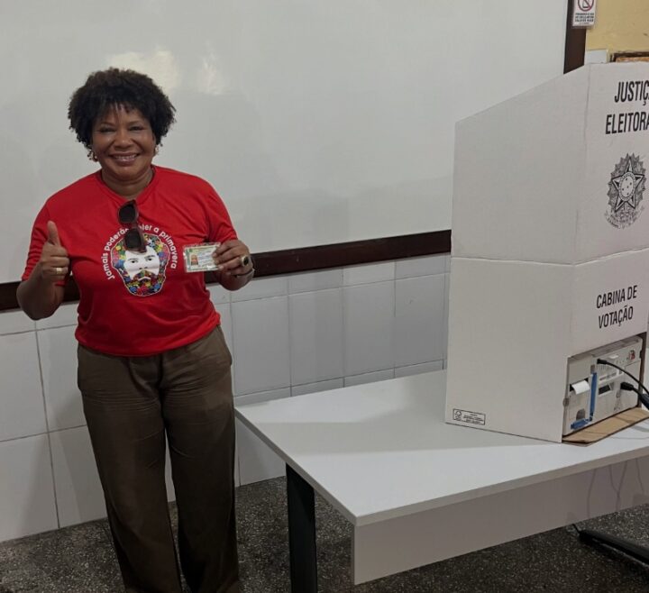 Ministra Margareth Menezes vota em escola de Salvador