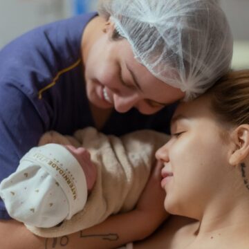 Mari Fernandez e Júlia Ribeiro anunciam nascimento da primeira filha: “Nosso maior presente”