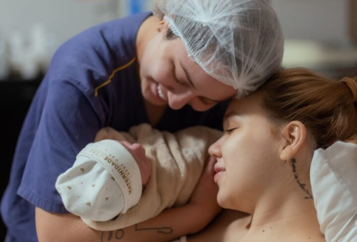 Mari Fernandez e Júlia Ribeiro anunciam nascimento da primeira filha: “Nosso maior presente”