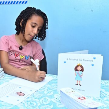 Aos 10 anos, estudante da rede municipal de Salvador escreve, ilustra e lança seu primeiro livro