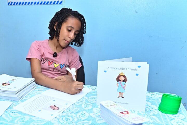 Aos 10 anos, estudante da rede municipal de Salvador escreve, ilustra e lança seu primeiro livro