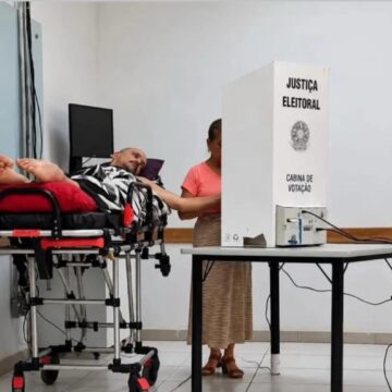 Tetraplégico há nove anos, baiano de 52 anos recebe ajuda de voluntários para votar no segundo turno