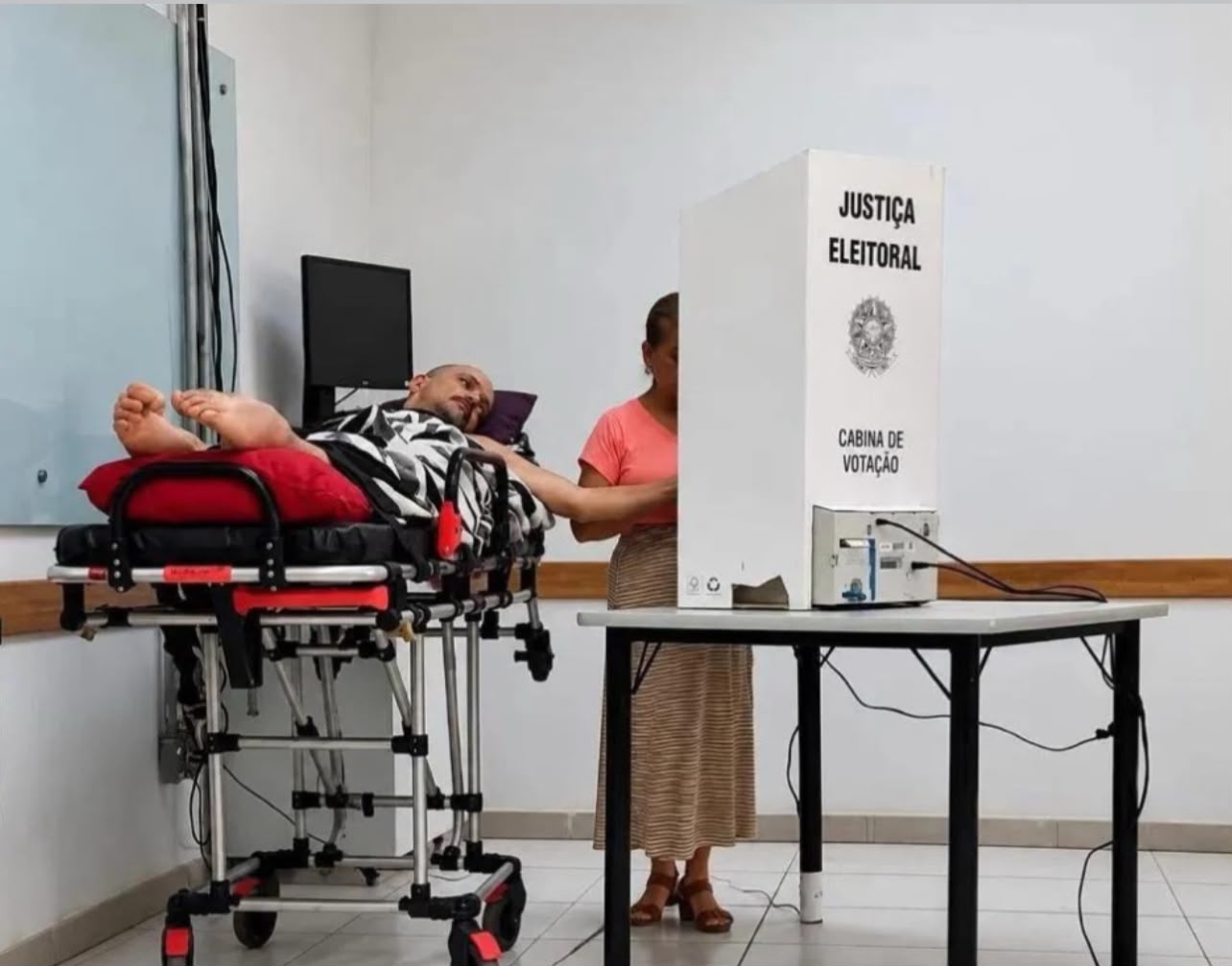Tetraplégico há nove anos, baiano de 52 anos recebe ajuda de voluntários para votar no segundo turno
