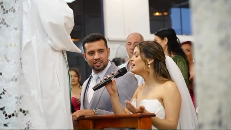 Noiva viraliza após pedir microfone a padre e cantar pai nosso de improviso em casamento; veja vídeo
