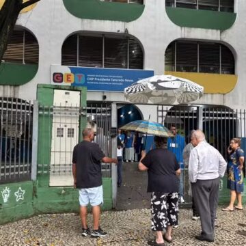 Mesmo com voto facultativo, idosas de até 93 anos enfrentam chuva para ir às urnas no Rio