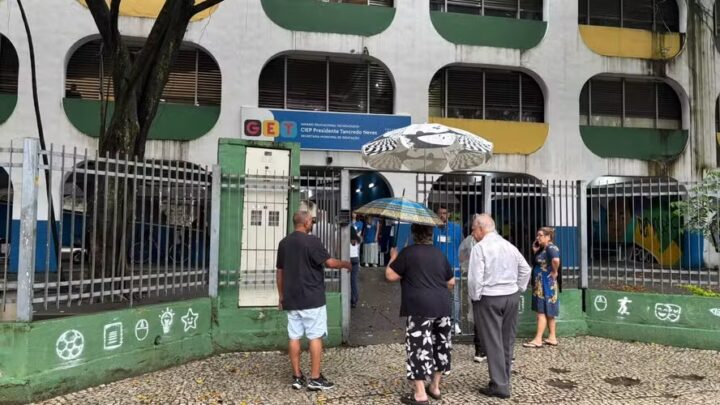 Mesmo com voto facultativo, idosas de até 93 anos enfrentam chuva para ir às urnas no Rio