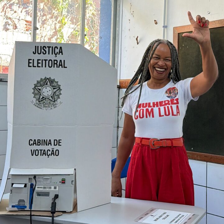 Olívia Santana é eleita deputada federal após virar meme nas redes