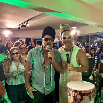 Carlinhos Brown surpreende Buja Ferreira com homenagem durante show lotado no Candeal