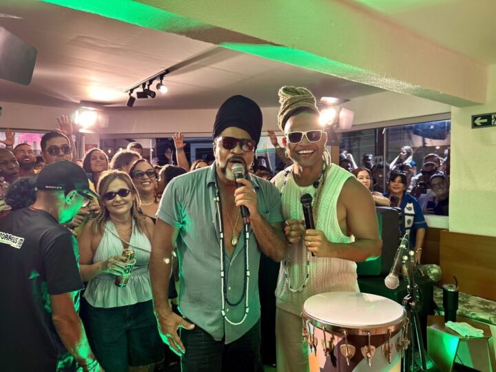 Carlinhos Brown surpreende Buja Ferreira com homenagem durante show lotado no Candeal