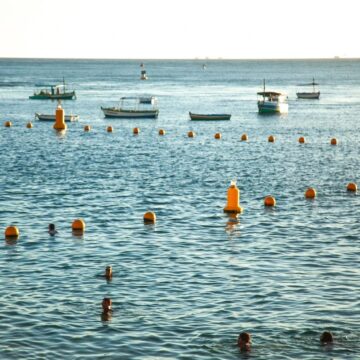 Boias no Porto da Barra entram na rotina de banhistas e nadadores