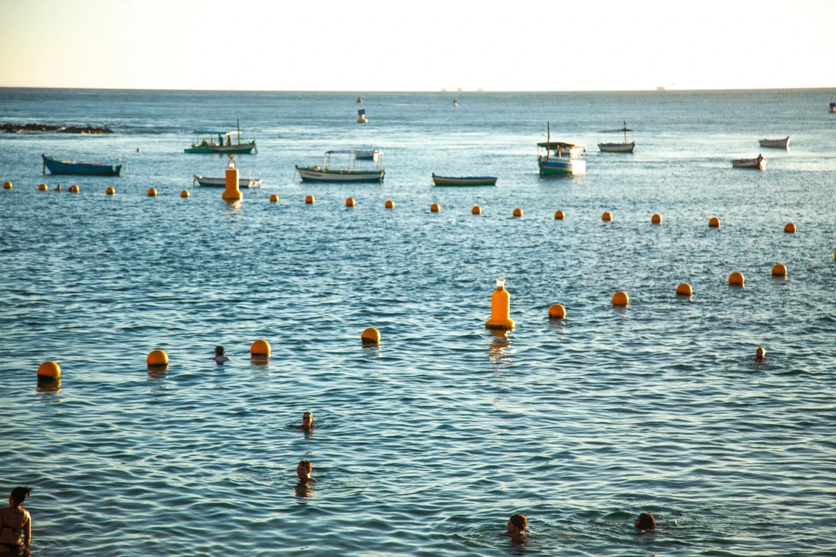 Boias no Porto da Barra entram na rotina de banhistas e nadadores
