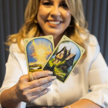 Oraculista Sol Viana consulta Baralho Cigano e prevê vitória de Lula no segundo turno das eleições