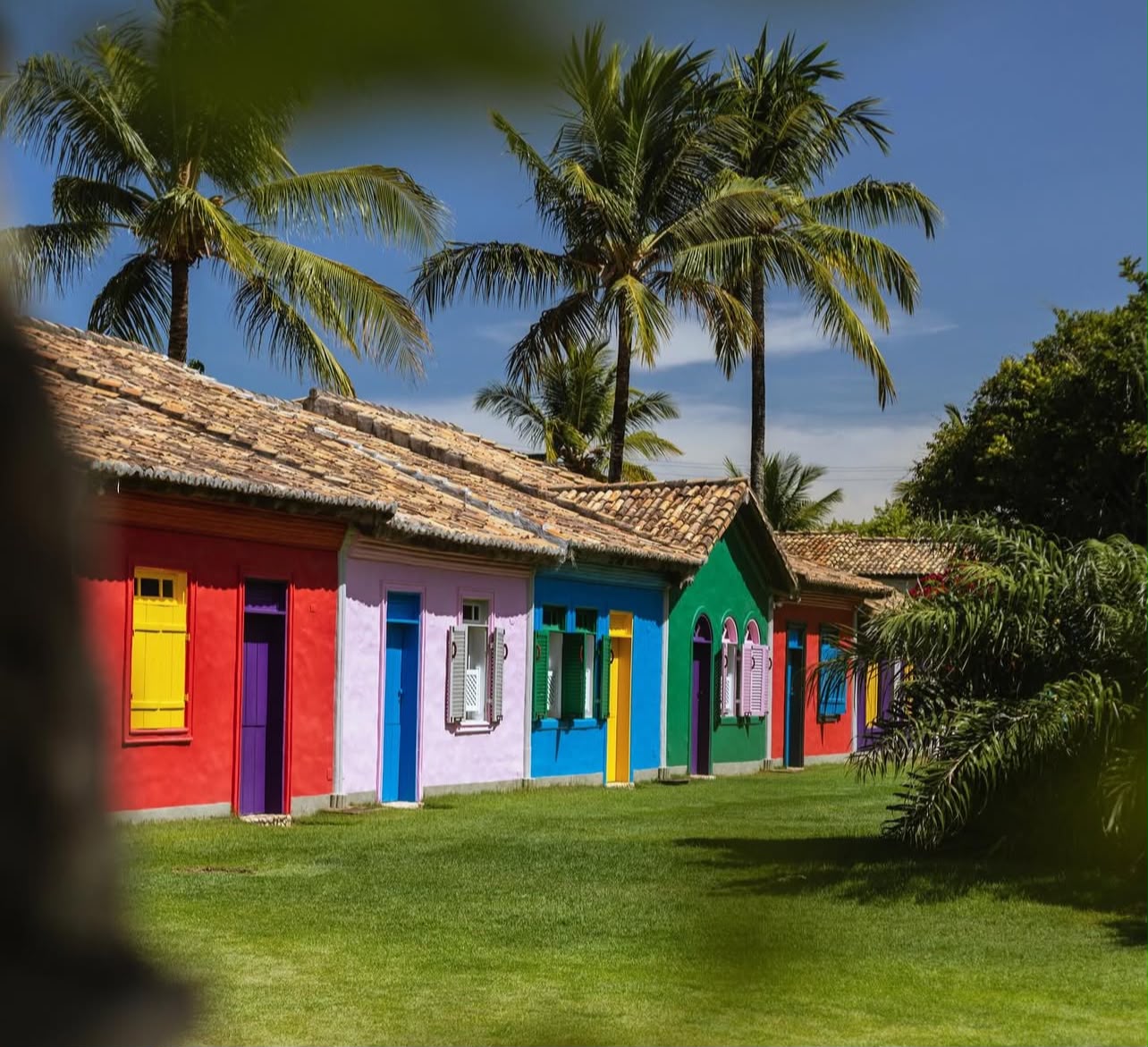 Harper’s Bazaar destaca refúgio no litoral da Bahia que preserva charme de vilas de pescadores