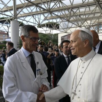 Papa Leão XIV recebe alta após cirurgia para tratar câncer de pulmão