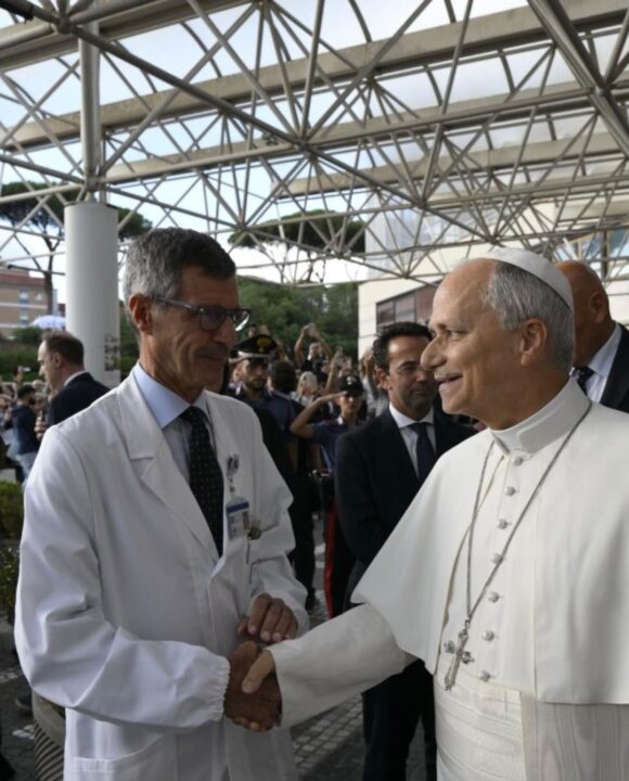 Papa Leão XIV recebe alta após cirurgia para tratar câncer de pulmão