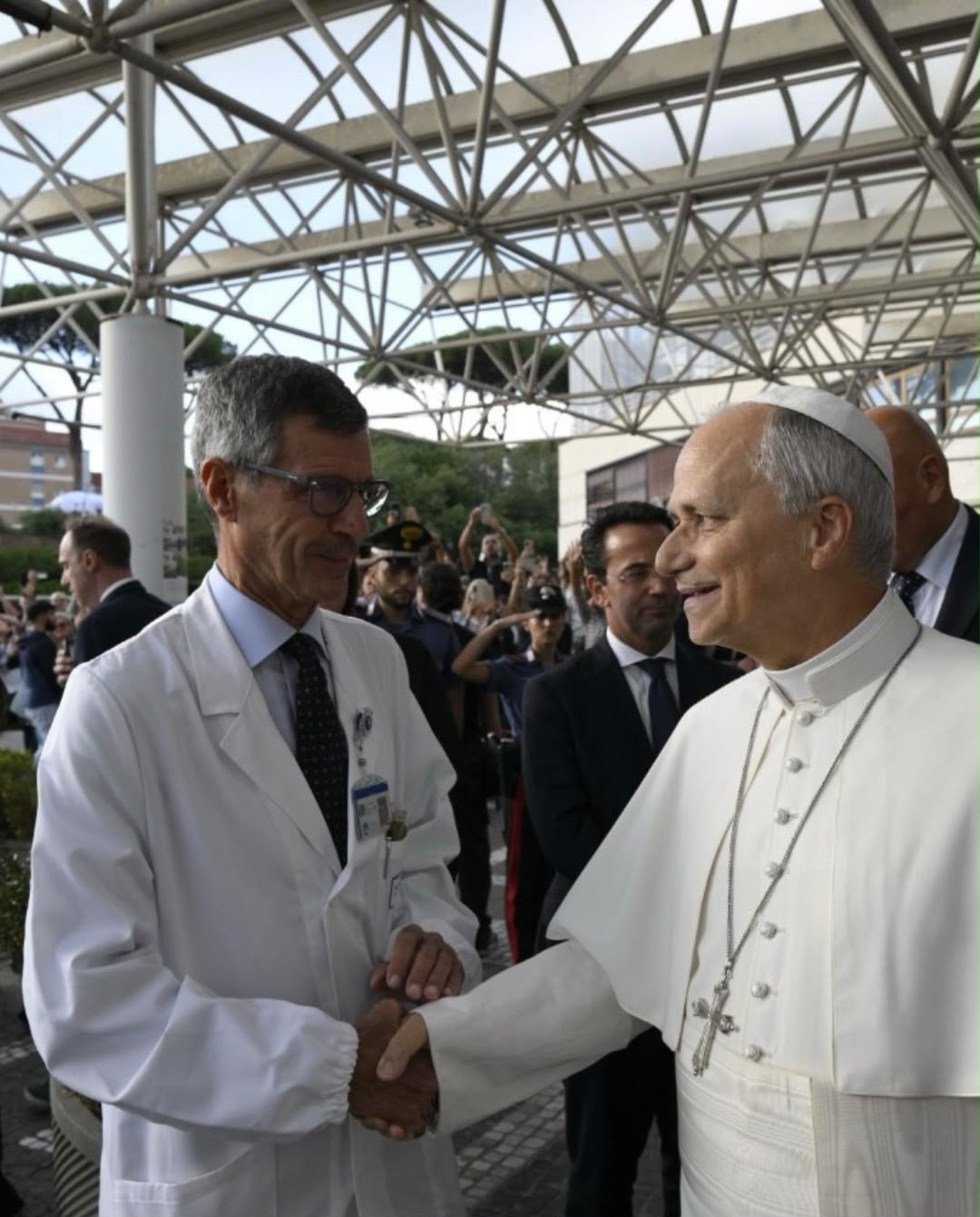 Papa Leão XIV recebe alta após cirurgia para tratar câncer de pulmão