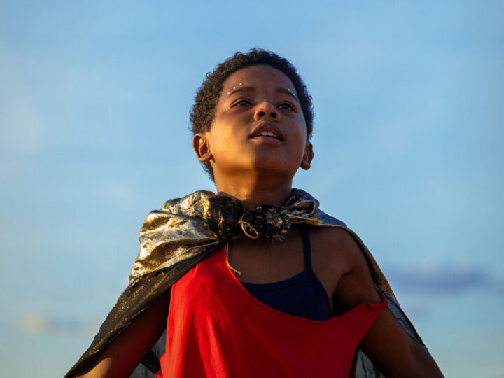 Aposta do Brasil no Oscar, “Feito Pipa” transforma uma infância marcada pelo preconceito em cinema sensível