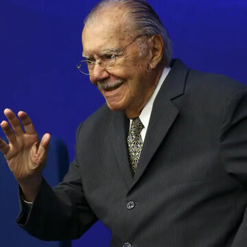 Aos 96 anos, José Sarney recebe alta hospitalar após nove dias de internação