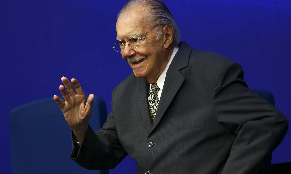 Aos 96 anos, José Sarney recebe alta hospitalar após nove dias de internação
