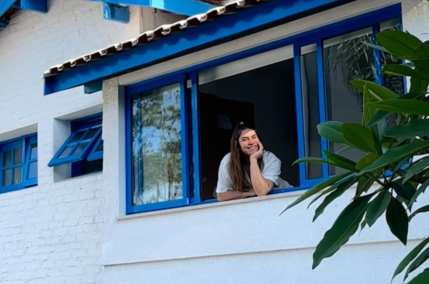 Afastada da TV, atriz ícone dos anos 2000 vive em mansão de 450m² cercada pela natureza