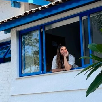 Afastada da TV, atriz ícone dos anos 2000 vive em mansão de 450m² cercada pela natureza