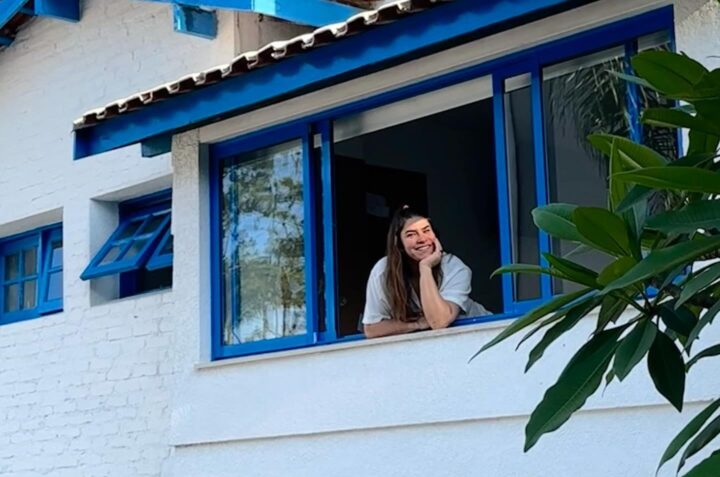 Afastada da TV, atriz ícone dos anos 2000 vive em mansão de 450m² cercada pela natureza