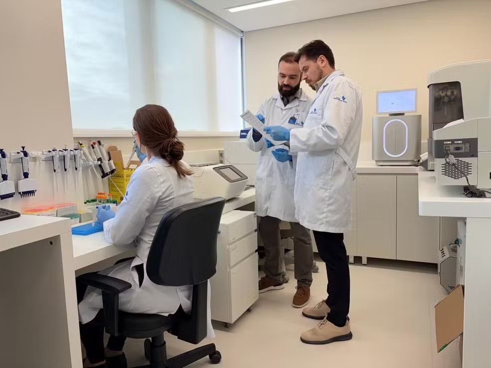 Primeiro exame de sangue para detectar sinais do Alzheimer com registro na Anvisa chega ao Brasil