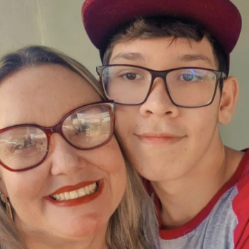 Professora salva a vida de aluno que parou de respirar na escola; mãe se emocionou e agradeceu