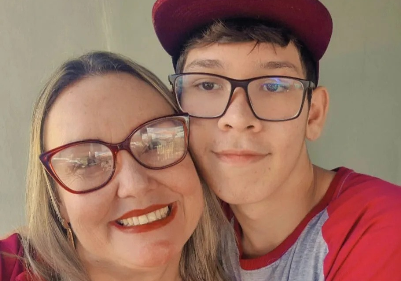 Professora salva a vida de aluno que parou de respirar na escola; mãe se emocionou e agradeceu