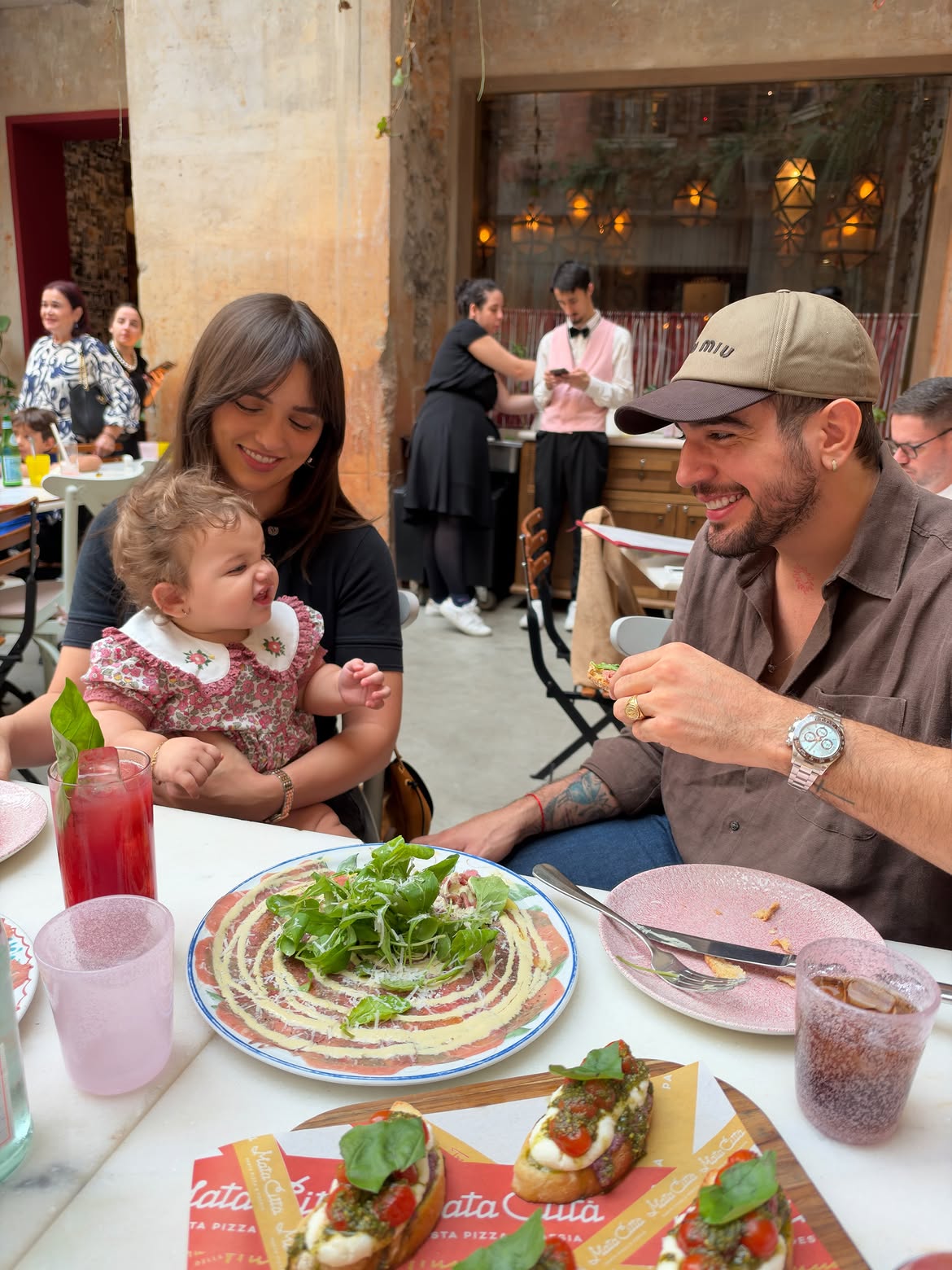 Zuza encanta em fotos de almoço com os pais, Rafa Kalimann e Nattan