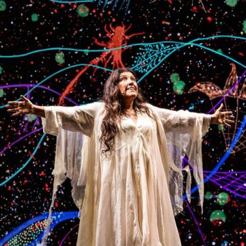 Regina Casé chega a Salvador com espetáculo no Teatro Castro Alves