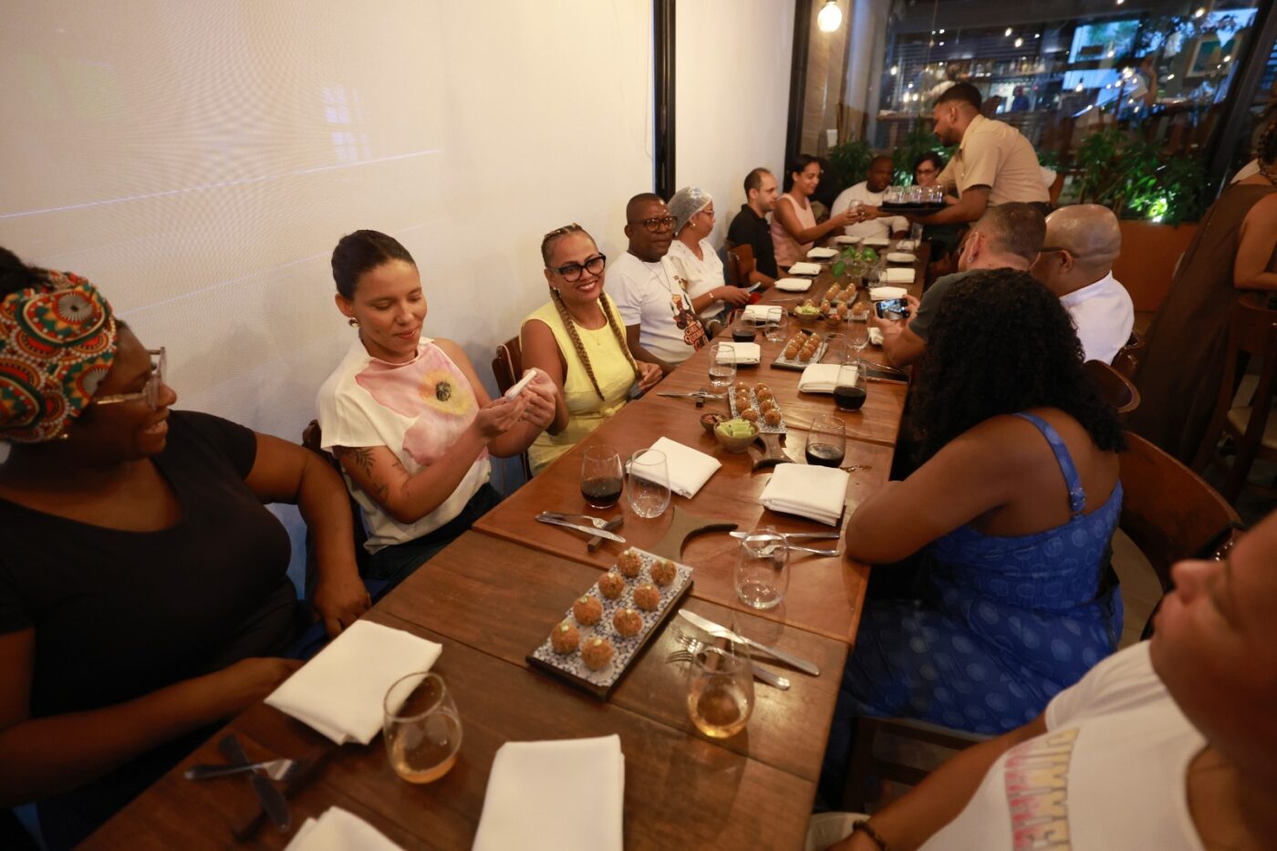 Restaurante Ori recebe empreendedores e marisqueiras do Subúrbio de Salvador para capacitação gastronômica