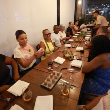 Restaurante Ori recebe empreendedores e marisqueiras do Subúrbio de Salvador para capacitação gastronômica