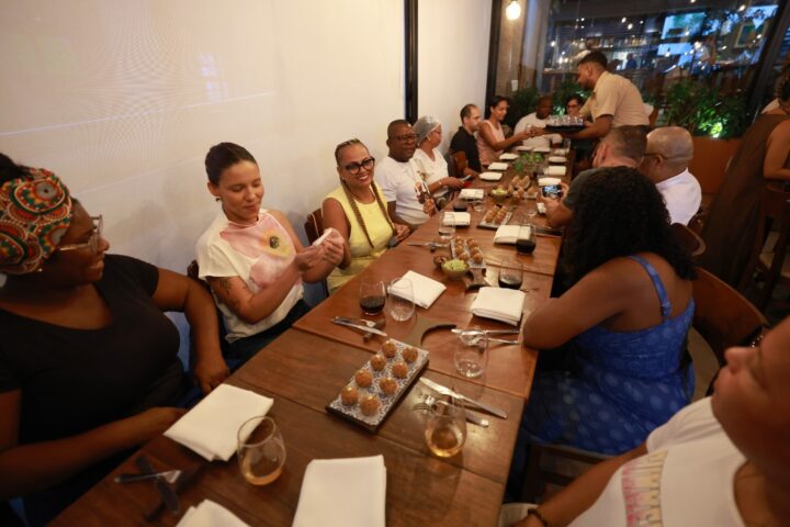 Restaurante Ori recebe empreendedores e marisqueiras do Subúrbio de Salvador para capacitação gastronômica