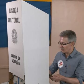 ‘Pode gerar até pena de detenção’: presidente do TRE-MG diz que vai apurar uso de celular por Zema em votação
