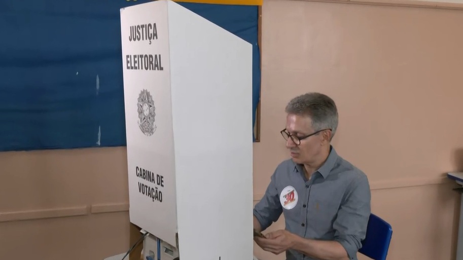 Apesar de proibido, Romeu Zema usa celular na cabine de votação em Minas Gerais
